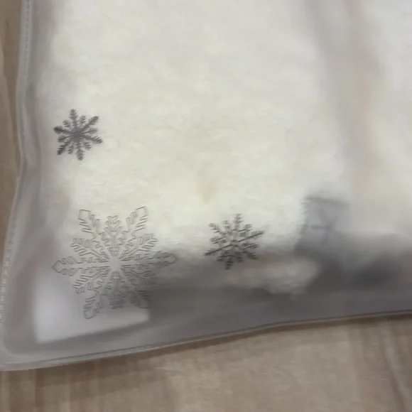 NWT luscious Barefoot Dreams beanie and socks set (two sets of pearl)- Pearl - Picture 5 of 6